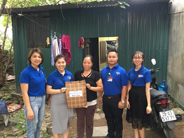 Đoàn thanh niên trường MN Chim En  Thăm và tặng quà cho các gia đình có hoàn cảnh khó khăn  Phường Gia Thụy 